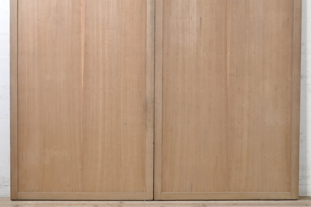 アンティーク建具　杉(スギ)材　美しい柾目が目を惹く横浅引き戸2枚セット(板戸、帯戸、舞良戸)(R-073451)