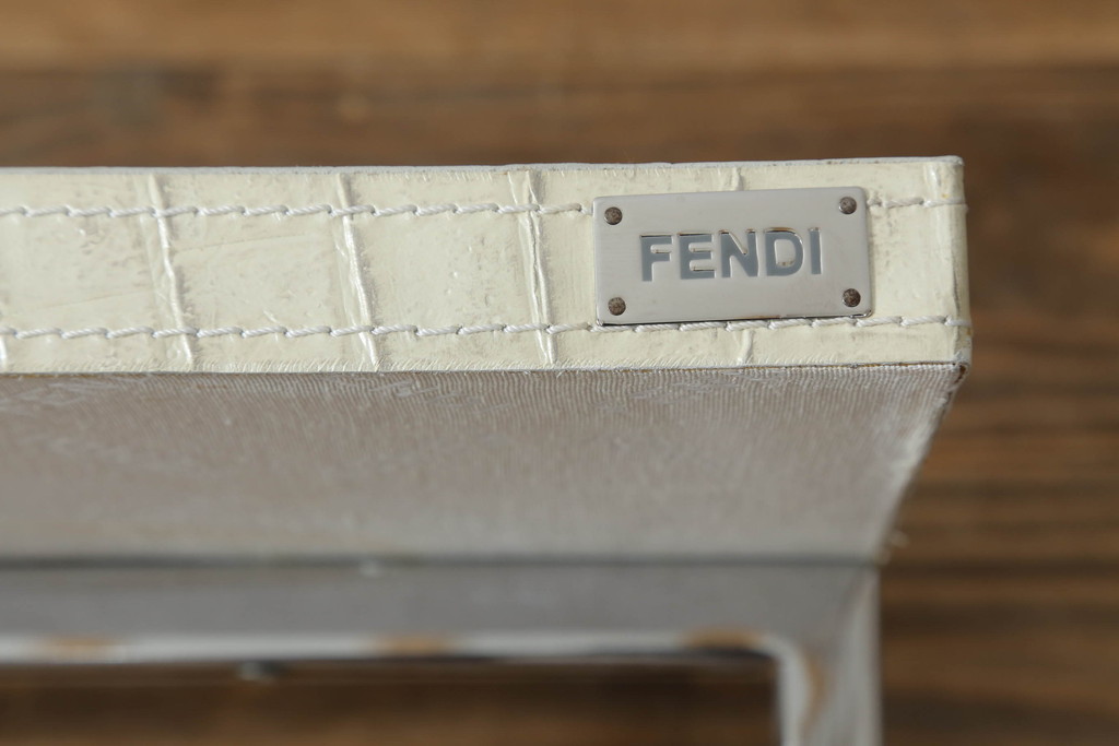 中古　大塚家具取り扱い　FENDI CASA(フェンディ カーサ)　本革(レザー)　クロコ型押し　シンプルでスタイリッシュな佇まいが魅力的なサイドテーブル(カフェテーブル、コーヒー テーブル、ローテーブル)(R-074895)