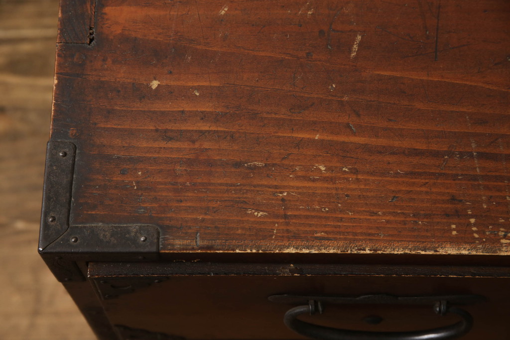 和製アンティーク　前面欅(ケヤキ)材　縁起物の唐獅子金具が目を引く仙台箪笥(重ね箪笥、衣装タンス、収納たんす、引き出し、整理箪笥、時代箪笥)(R-066308)