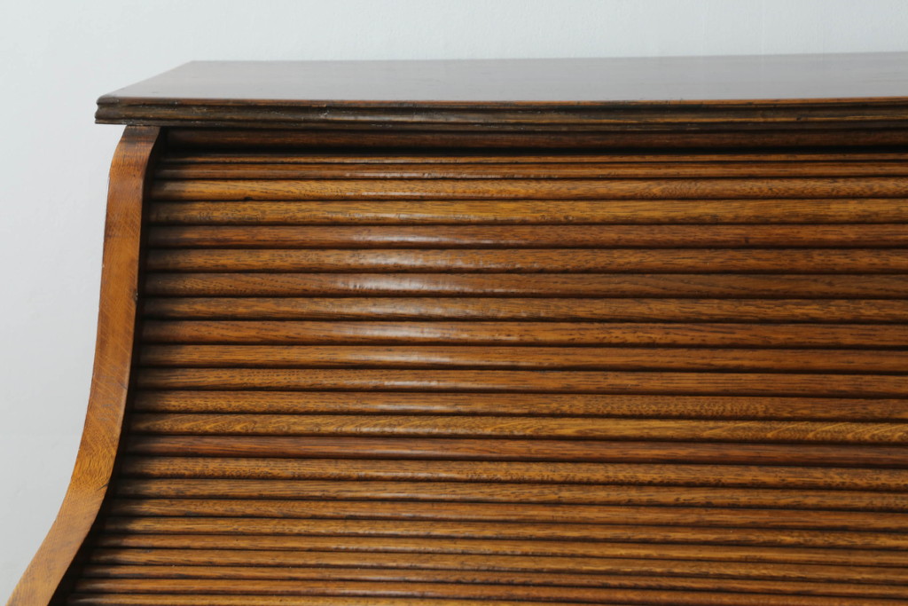 イギリスアンティーク　オーク材　たっぷりな収納力が魅力的!! シックな佇まいのロールトップデスク(両袖机、ニーホールデスク、ワークデスク、在宅用、在宅ワーク、英国)(R-074149)
