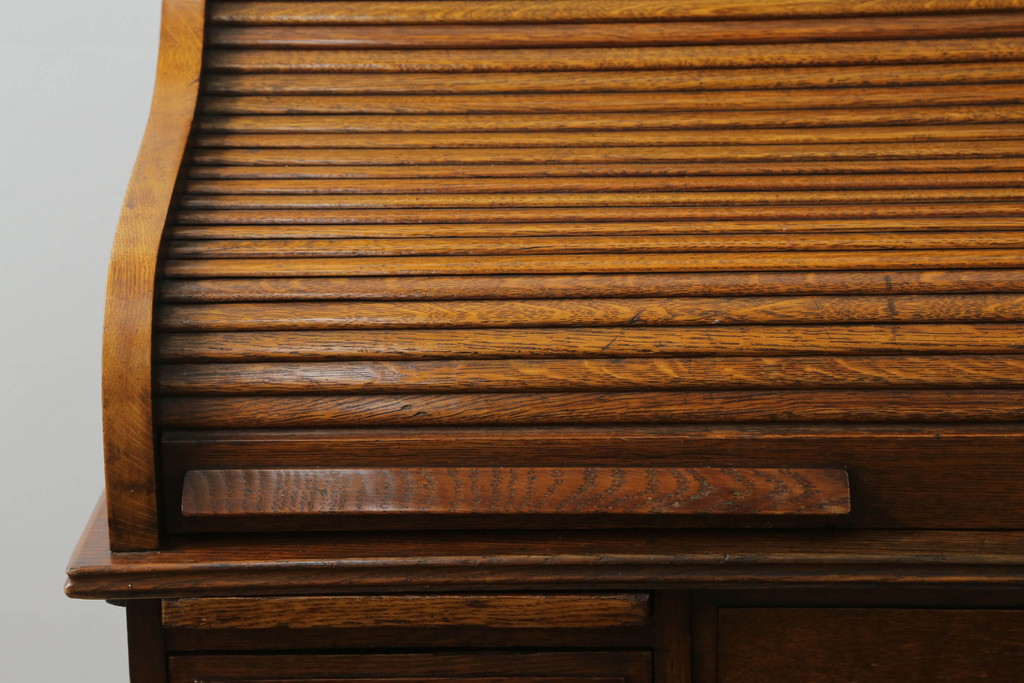 イギリスアンティーク　オーク材　たっぷりな収納力が魅力的!! シックな佇まいのロールトップデスク(両袖机、ニーホールデスク、ワークデスク、在宅用、在宅ワーク、英国)(R-074149)