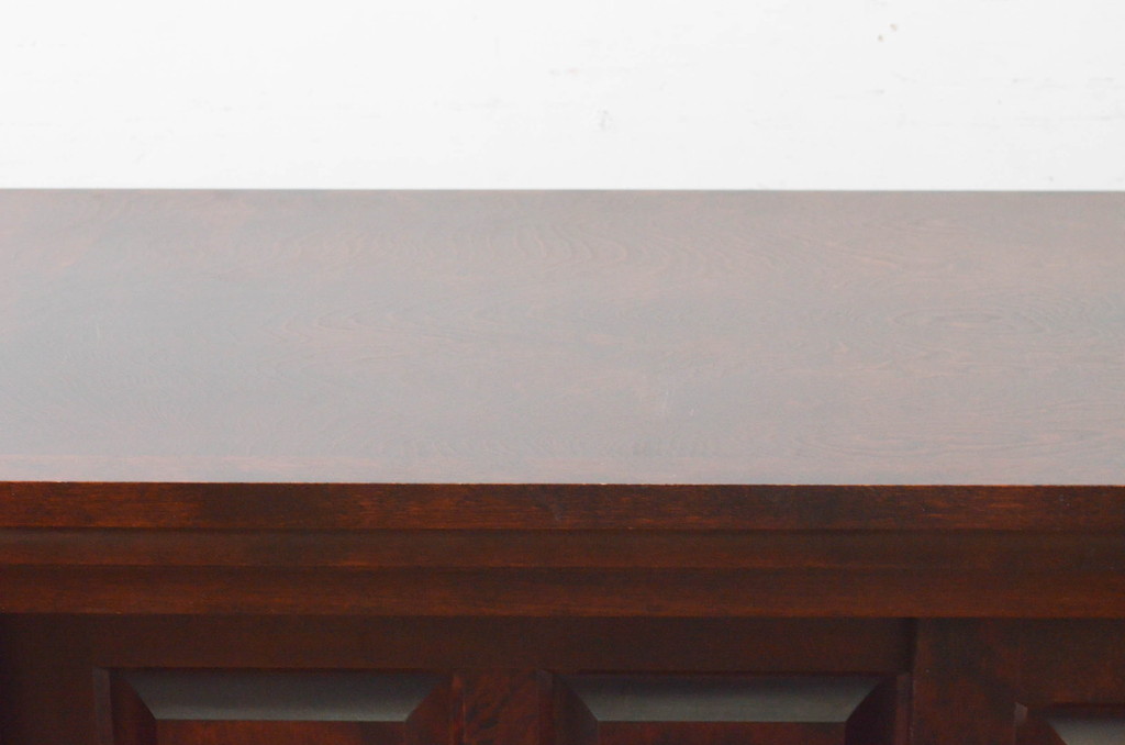中古　美品　希少な廃盤品　北海道民芸家具　シックなデザインの脚付き下駄箱(サイドボード、玄関棚、収納棚、戸棚)(R-072659)