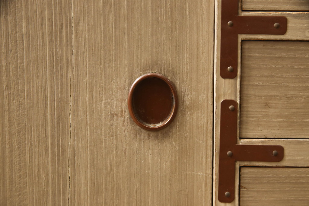 和製アンティーク　赤茶の金具がアクセントの総桐材製小箪笥(総桐箪笥、総桐たんす、小物収納、卓上収納、引き出し、収納タンス、時代箪笥)(R-066382)