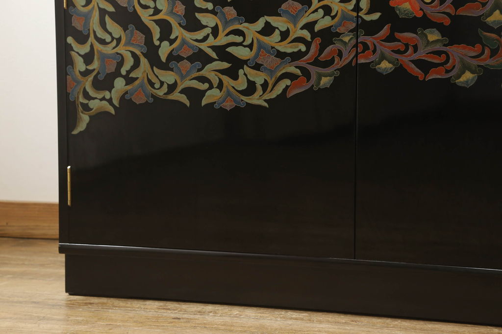 中古　最高級　美術家具　香川漆器　総漆塗り　ひょうたん透かし入り　アーチ状のデザインと雅やかな漆絵が空間に華やぎをもたらす二連和箪笥(定価約500万円)(和タンス、着物箪笥、和服箪笥、ワードローブ、桐たんす、桐箪笥)(R-058717)