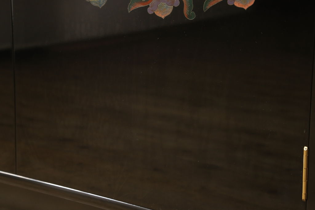 中古　最高級　美術家具　香川漆器　総漆塗り　ひょうたん透かし入り　アーチ状のデザインと雅やかな漆絵が空間に華やぎをもたらす二連和箪笥(定価約500万円)(和タンス、着物箪笥、和服箪笥、ワードローブ、桐たんす、桐箪笥)(R-058717)