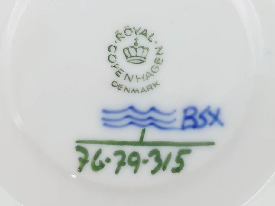 ROYAL COPENHAGEN(ロイヤルコペンハーゲン)　ブルーフルーテッド　ハーフレース　プレイン　洗練されたデザインが優美な印象を与えるティーカップ&ソーサー・クリーマーセット(C&S、ミルクポット、ミルクジャー、洋食器)(R-074975)