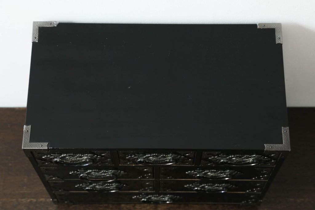 中古　美品　シックな黒塗りが存在感を放つ金具付き小引き出し(小物収納、卓上収納)(R-074681)