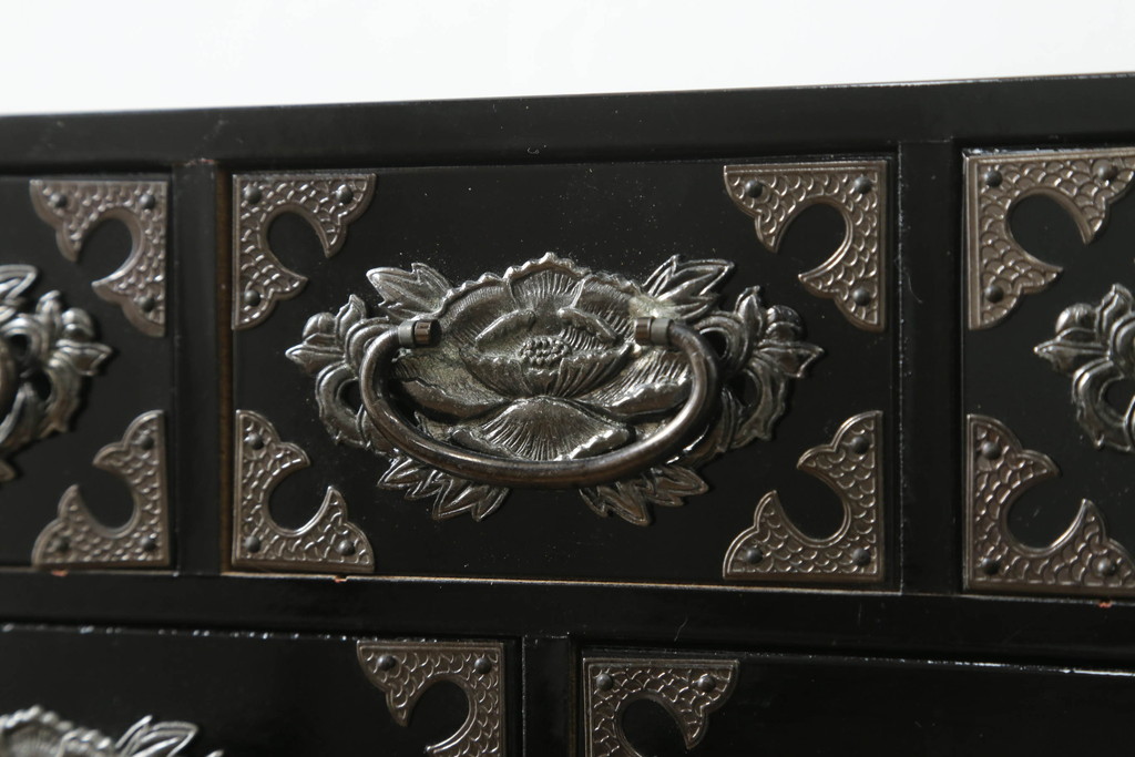中古　美品　シックな黒塗りが存在感を放つ金具付き小引き出し(小物収納、卓上収納)(R-074681)