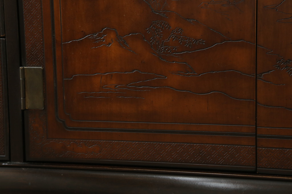 中古　レア品　DREXEL HERITAGE(ドレクセルヘリテイジ)　シノワズリ様式　品のある佇まいと細やかな彫刻が美しいサイドボード(チェスト、引き出し、洋服タンス、テレビ台、テレビボード)(R-066297)