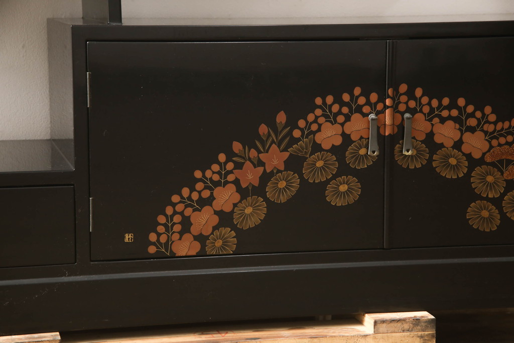 中古　美品!!　輪島塗り　繊細なタッチで描かれた花の意匠が雅な雰囲気を醸し出す茶棚(飾り棚、収納棚、戸棚、違い棚、サイドボード)(R-066527)