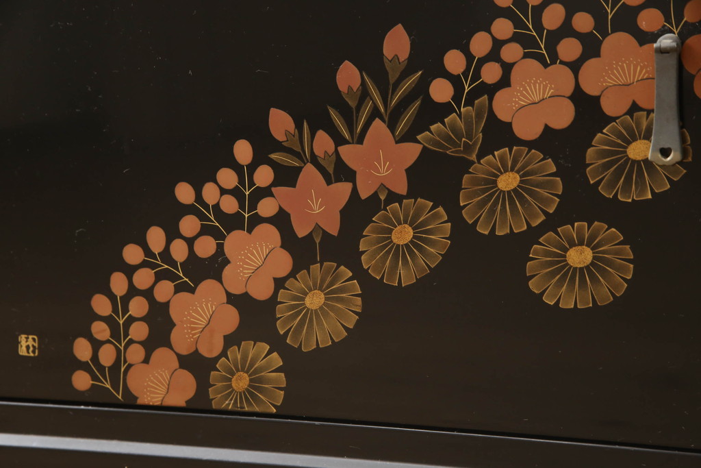 中古　美品!!　輪島塗り　繊細なタッチで描かれた花の意匠が雅な雰囲気を醸し出す茶棚(飾り棚、収納棚、戸棚、違い棚、サイドボード)(R-066527)