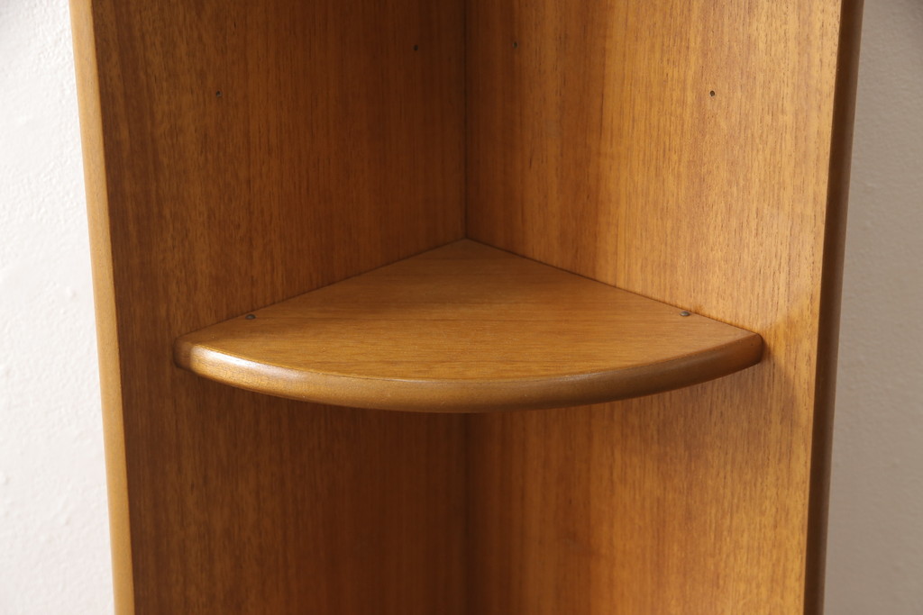 イギリスヴィンテージ　北欧スタイル　nathan(ネイサン)社　チーク材　ユニークな形が目を惹くコーナーキャビネット(飾り棚、収納棚、ビンテージ)(R-050166)