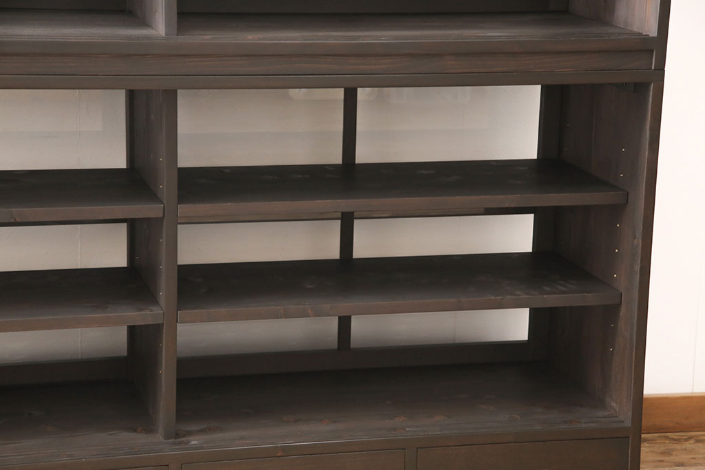 【オーダー家具実例】ラフジュ工房オリジナル商品の重ね戸棚を新規製作しました。引き出しには彫り込み型の引手をつけ、シンプルでモダンな佇まいに。上下段を入れ替えても使える仕様にしてお届けしました。(陳列棚、飾り棚)