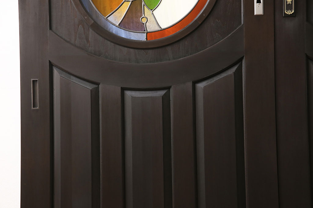 【オーダー家具実例】ラフジュ工房オリジナルのステンドグラス入り引き戸をオーダーメイドで製作しました。お客様ご提供のデザインをもとに、椿の丸いステンドグラスを制作。木部にはステンドグラスに合わせたモールディングを入れ、クラシカルで高級感のある建具に仕上げました。(玄関戸、引き違い戸)