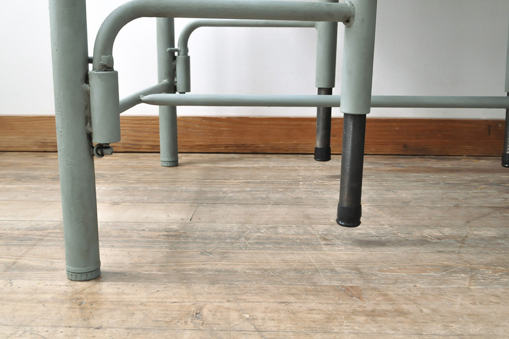 【オーダー家具実例】ラフジュ工房オリジナル商品の格納スツール8脚付きテーブルを新規製作しました。鉄脚は淡い青緑色にペイントし、ヴィンテージ感漂うレトロなデザインに仕上げました。(ダイニングテーブル、作業台)