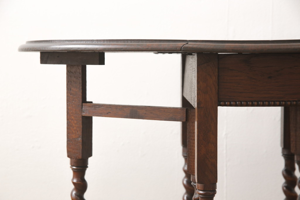 イギリスアンティーク　オーク材　脚のデザインが美しいツイストレッグバタフライテーブル(ラウンドテーブル、サイドテーブル、コーヒーテーブル)(R-056028)