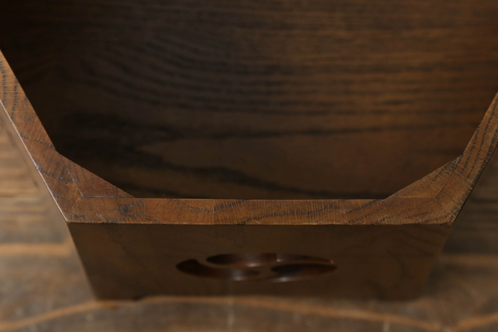 中古　美品　栗材　右三つ巴紋　和のお部屋のアクセントにおすすめの家紋入り八角膳(ローテーブル、飾り台、花台、香炉台)(R-072579)