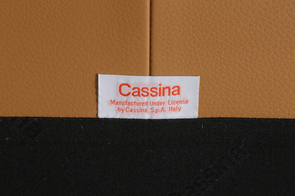 中古　美品　Cassina(カッシーナ)　MARALUNGA(マラルンガ)　本革(レザー)　高級感漂う佇まいが魅力の2人掛けワイドソファ(2P、二人掛け、2.5人掛け)(定価約173万円)(R-074949)