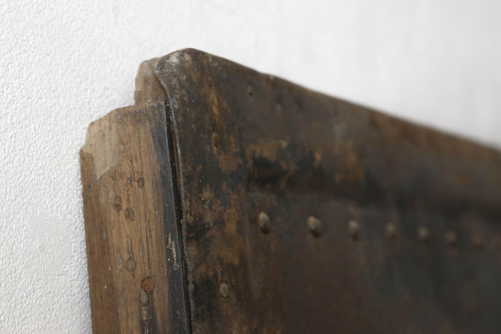 アンティーク建具　総栗材　どっしりとした重厚感が魅力の鉄板張り蔵戸1枚(鉄扉、鉄戸、引き戸、玄関戸)(R-060895)