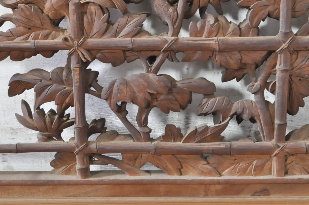 アンティーク建具　井波彫刻　一夢刀　欅(ケヤキ)材　力強い菊の図柄が美しい彫刻欄間2枚セット(明り取り、明かり取り、在銘あり)(R-073600)