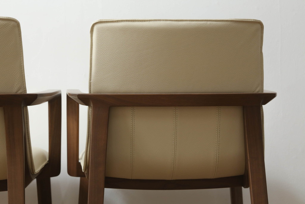 中古　美品　北海道旭川家具　CONDE HOUSE(カンディハウス)　シンプルなデザインがインテリアに取り入れやすいアームチェア2脚セット(ダイニングチェア、椅子、イス)(定価1脚で約18万円)(R-074961)