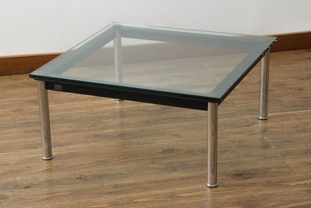 中古　Cassina(カッシーナ)　ル・コルビュジエ(Le Corbusier)　10 TABLE EN TUBE(ターブル アン テューブ)　スタイリッシュな佇まいが魅力的なガラスのローテーブル(リビングテーブル、センターテーブル)(定価約38万円)(R-072041)