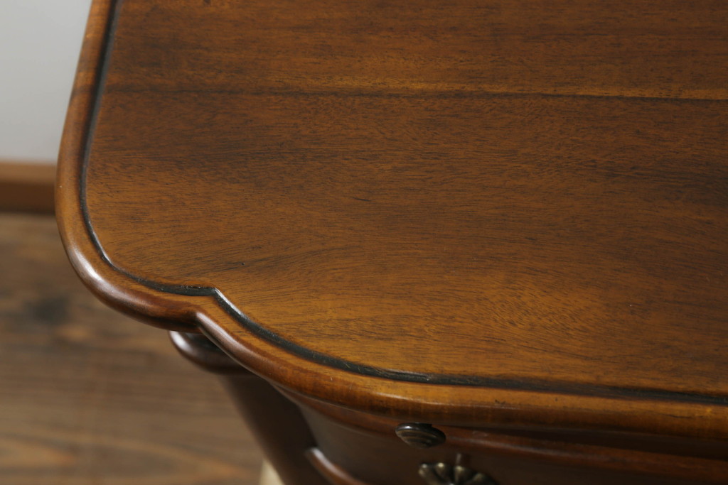 中古　イギリス高級家具　THEODORE ALEXANDER(セオドア・アレキサンダー)　丸みを帯びたデザインが可愛らしいスライドテーブル付きチェスト(引き出し、サイドチェスト、英国)(R-074953)