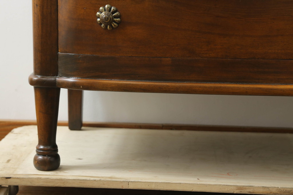 中古　イギリス高級家具　THEODORE ALEXANDER(セオドア・アレキサンダー)　丸みを帯びたデザインが可愛らしいスライドテーブル付きチェスト(引き出し、サイドチェスト、英国)(R-074953)
