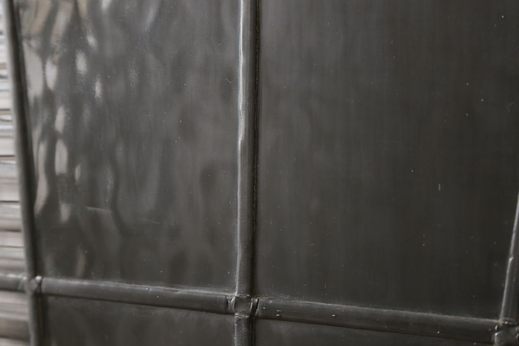 【セミオーダー家具実例】イギリスアンティークのステンドグラスドアに高品質リペアを施しました。既存を取っ手を取り外し、新たに引手を取り付け。表面から側面はモカベージュ、裏面はダークグレーにペイントをしました。(引き戸、建具)