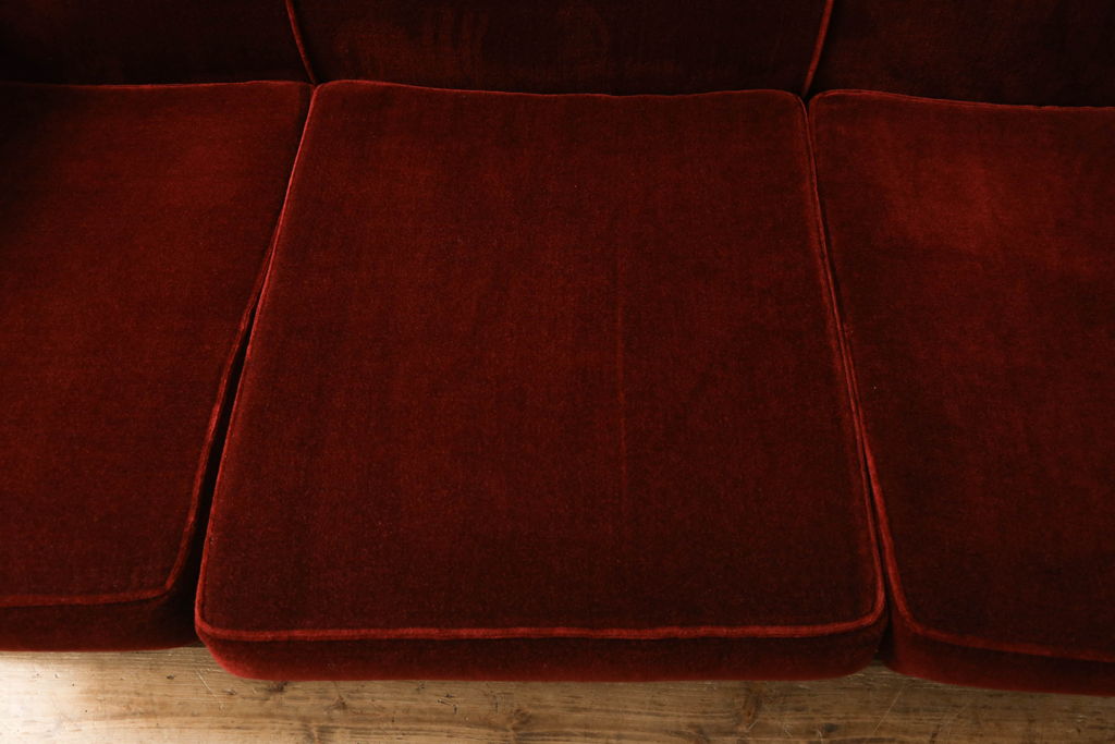 和製ビンテージ　シックな赤色が大人の雰囲気を醸し出す3人掛けソファ(三人掛けソファ、3P、ヴィンテージ)(R-054290)