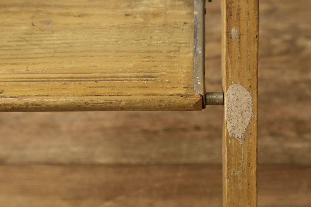 和製アンティーク　ナラ材　希少!!珍しいデザインのレトロな折り畳み式脚立(踏み台、ステップ、花台、飾り棚、ディスプレイ)(R-051590)