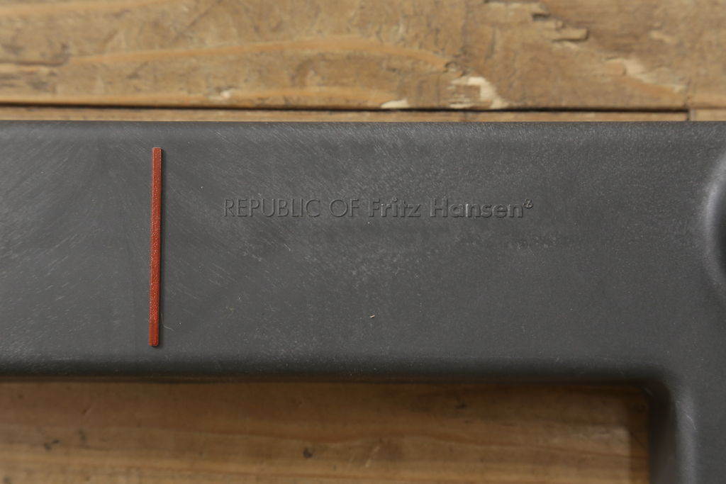 中古　超美品　FRITZ HANSEN(フリッツハンセン)　シンプルモダンなデザインが魅力的なアルファベットソファ(定価約83万円)(2人掛けソファ、2P)(R-057477)