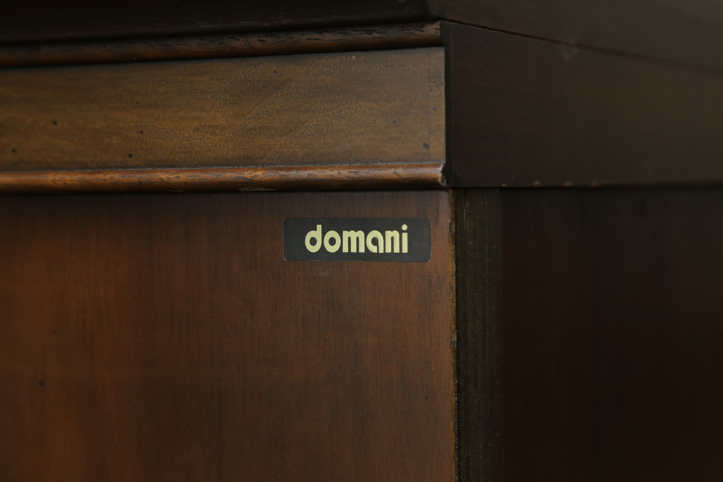 中古　カリモク家具(karimoku)　domani(ドマーニ)　PROCEED(プロシード)シリーズ　落ち着いた色味と堂々とした佇まいが魅力的なキャビネット(ガラスケース、コレクションケース、飾り棚、陳列棚、収納棚)(R-075105)