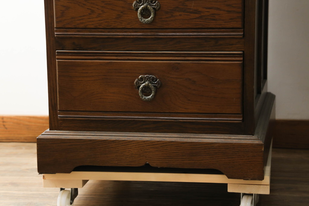 中古　old charm(オールドチャーム)　オーク材　深みのある色合いとアンティーク調のデザインが魅力的な組立て式両袖机(デスク、ニーホールデスク、プレジデントデスク、在宅用、在宅ワーク用、英国)(R-075358)