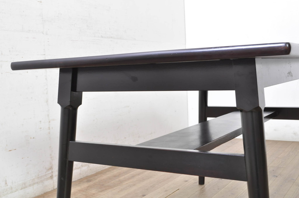 和製ビンテージ　松本民芸家具　塗り直しあり　クラシカルな雰囲気を醸し出す棚付きダイニングテーブル(食卓、2人掛け、4人掛け、作業台、ヴィンテージ)(R-072859)
