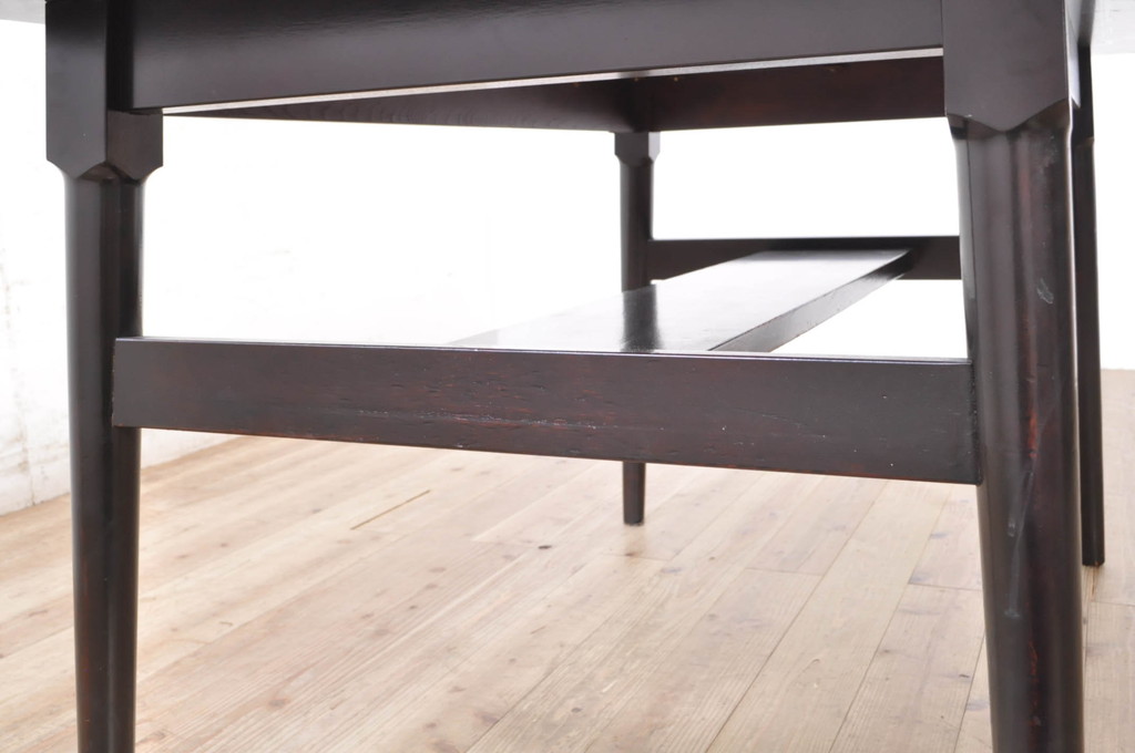 和製ビンテージ　松本民芸家具　塗り直しあり　クラシカルな雰囲気を醸し出す棚付きダイニングテーブル(食卓、2人掛け、4人掛け、作業台、ヴィンテージ)(R-072861)