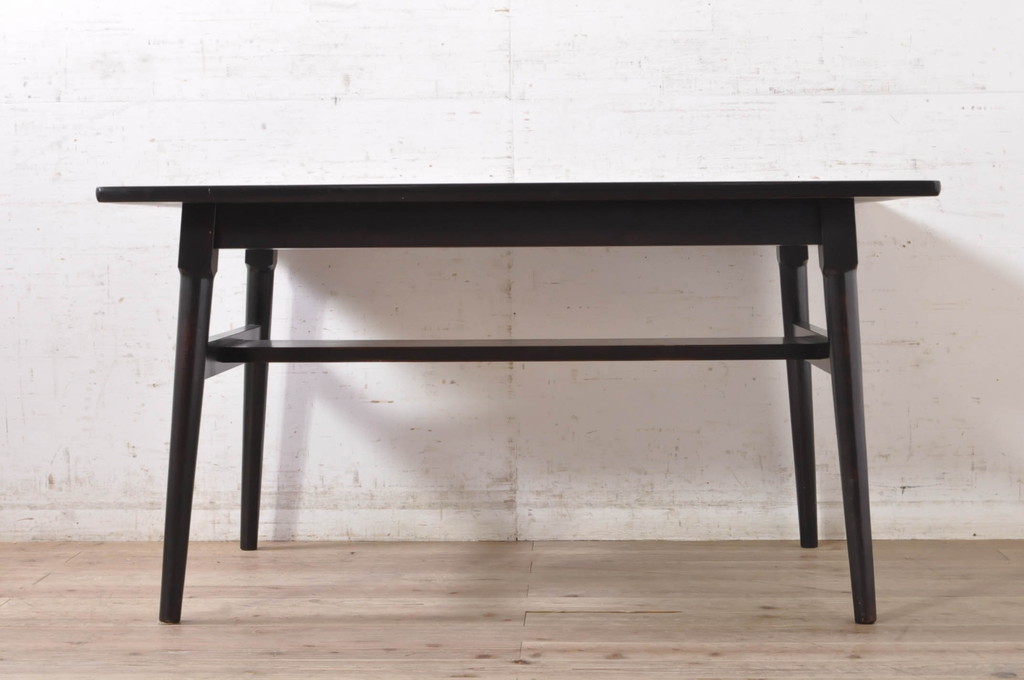 和製ビンテージ　松本民芸家具　塗り直しあり　クラシカルな雰囲気を醸し出す棚付きダイニングテーブル(食卓、2人掛け、4人掛け、作業台、ヴィンテージ)(R-072863)