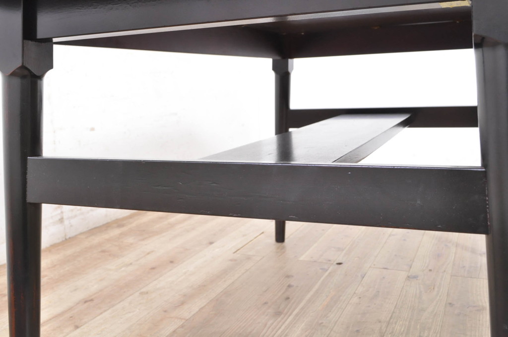 和製ビンテージ　松本民芸家具　塗り直しあり　クラシカルな雰囲気を醸し出す棚付きダイニングテーブル(食卓、2人掛け、4人掛け、作業台、ヴィンテージ)(R-072863)