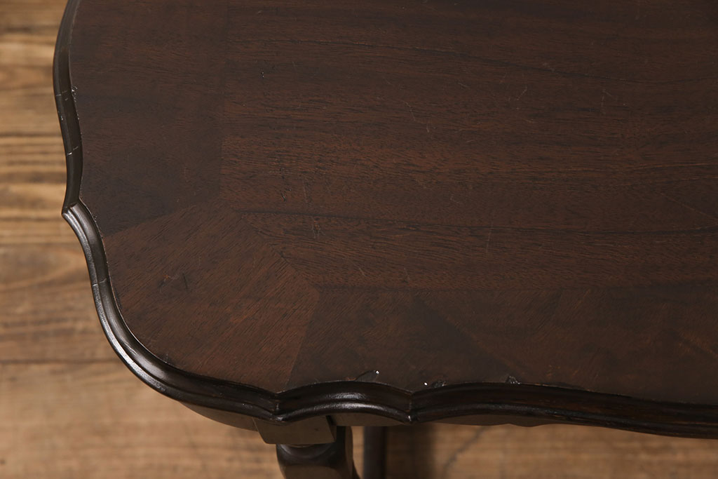イギリスアンティーク　ウォールナット　洗練された佇まいが優雅な雰囲気を高めるオケージョナルテーブル(サイドテーブル、カフェテーブル、花台)(R-047211)