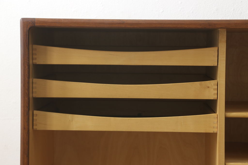 デンマークビンテージ　ローズウッド材　すっきりと洗練されたシルエットのサイドボード(収納棚、戸棚、サイドキャビネット、ヴィンテージ、北欧)(R-061030)