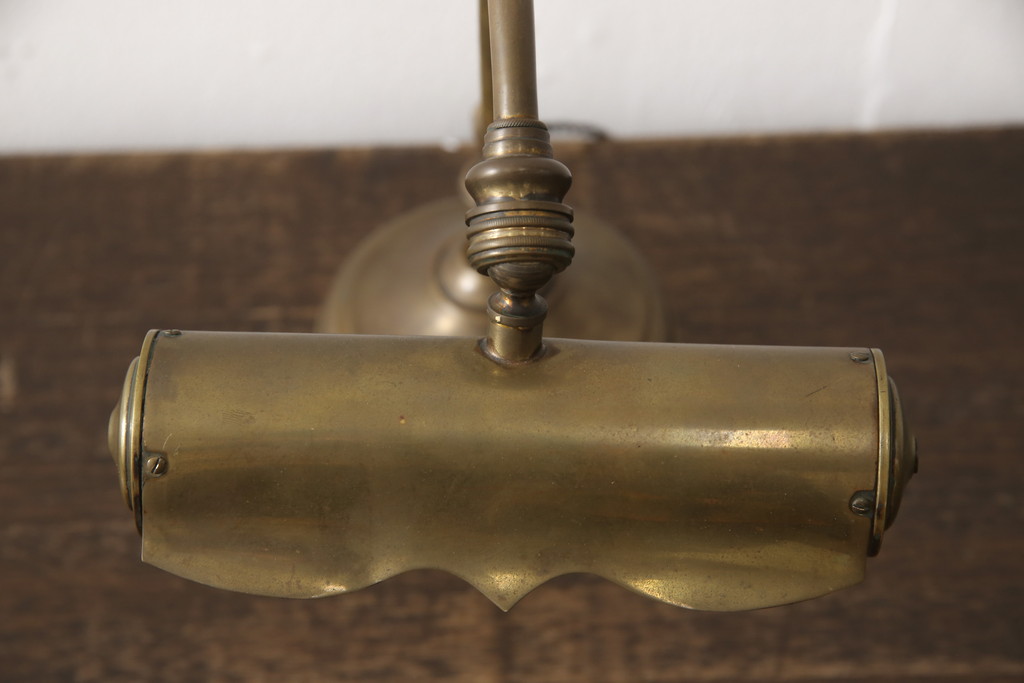 イギリスアンティーク　真鍮(しんちゅう)製　クラシカルなムード醸し出すデスクスタンド(テーブルスタンド、スタンドライト、卓上照明)(R-057556)
