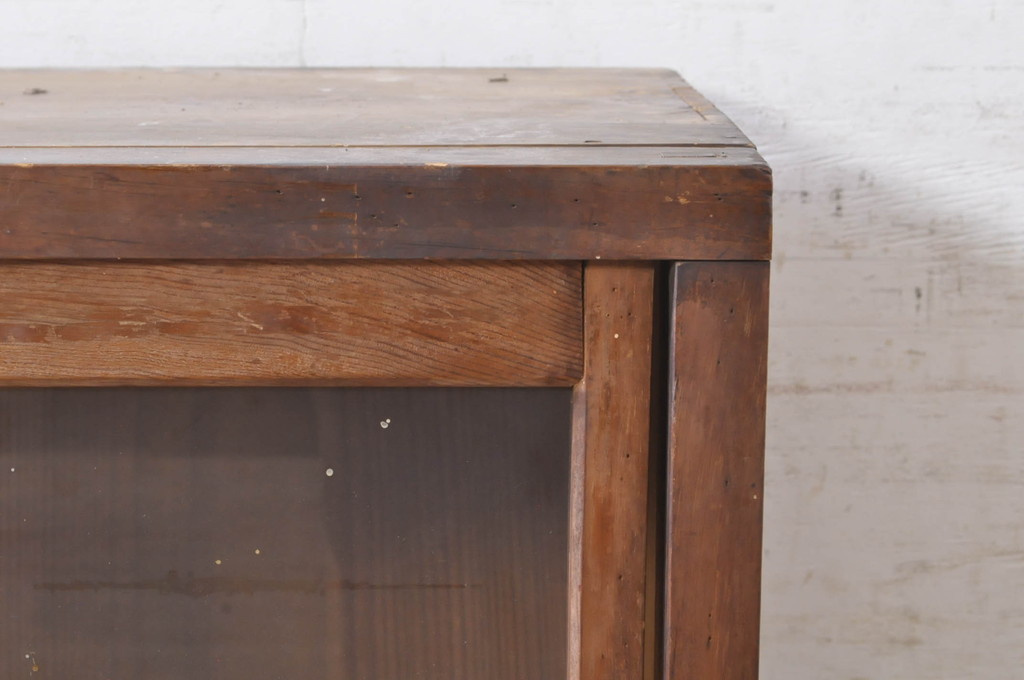 和製アンティーク　古い木味が素朴で懐かしい雰囲気を醸し出すガラス戸棚(収納棚、食器棚、飾り棚、キャビネット)(R-073630)