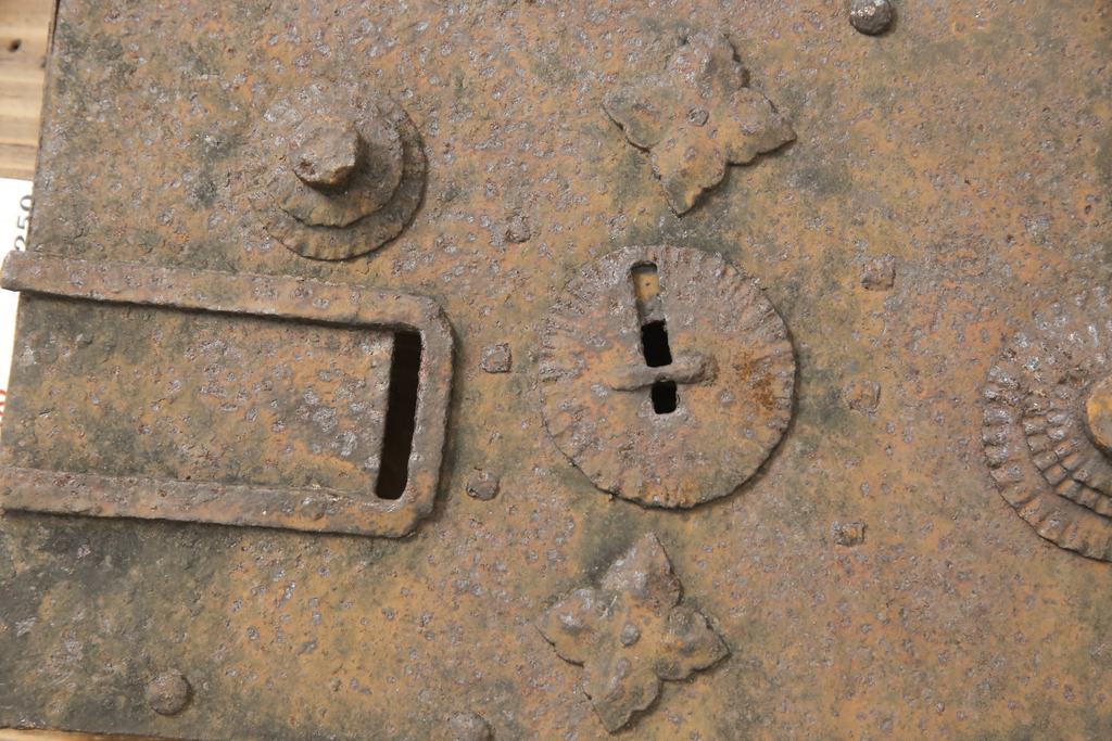 アンティーク雑貨　個性的な形が目を惹く蔵戸の錠前金具(ディスプレイ雑貨、蔵戸パーツ)(R-057443)