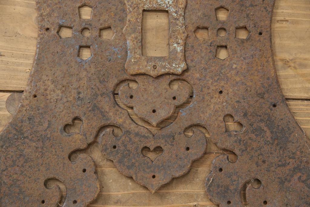 アンティーク雑貨　錆びた風合いが趣溢れる蔵戸の錠前金具(ディスプレイ雑貨、蔵戸パーツ)(R-057444)