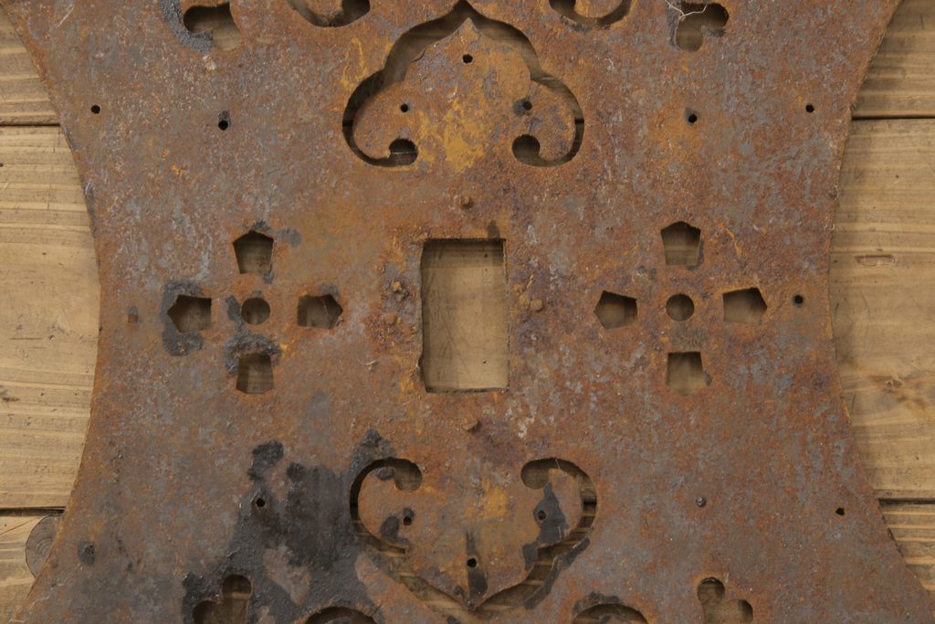 アンティーク雑貨　錆びた風合いが趣溢れる蔵戸の錠前金具(ディスプレイ雑貨、蔵戸パーツ)(R-057444)
