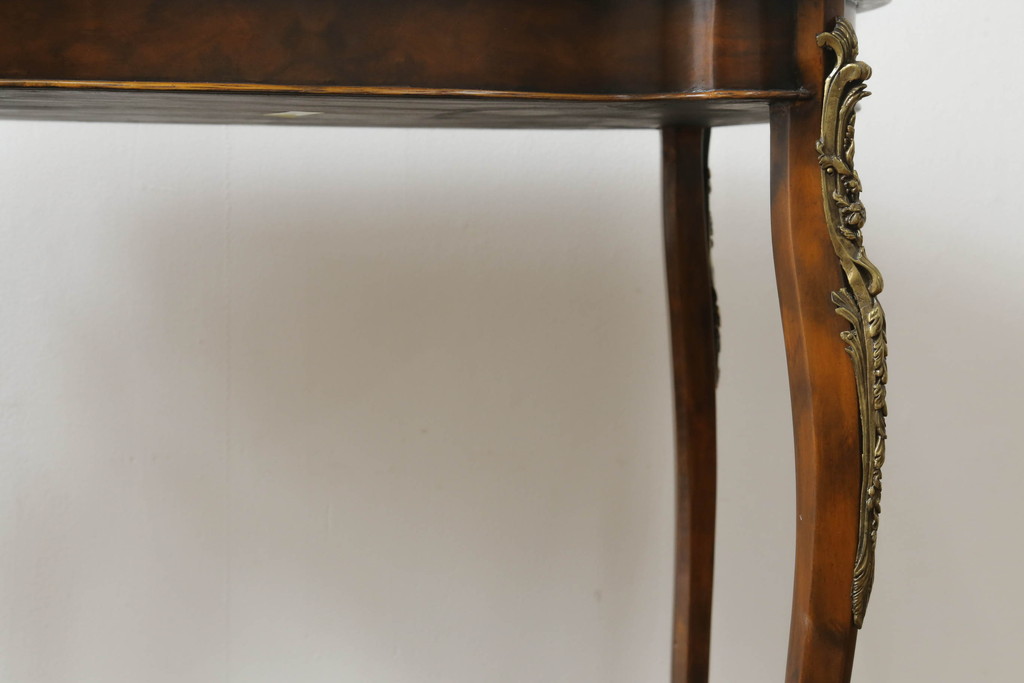 中古　イギリス　メートランドスミス(MAITLAND SMITH)　細部まで拘りあるデザインが素敵なサイドテーブル(コンソールテーブル、飾り棚、花台、英国、店舗什器)(R-075404)