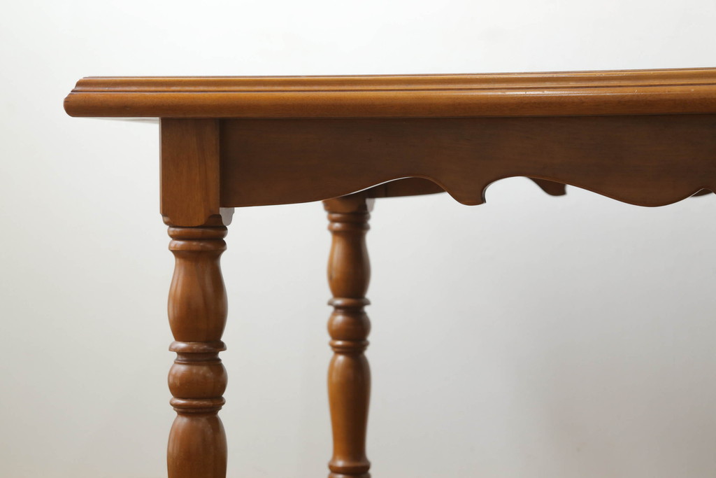 中古　美品　横浜クラシック家具　ダニエル(daniel)　ヨーロピアンな装飾が上品なダイニングテーブル(ミッシェルテーブル、4人掛け、6人掛け、食卓)(R-075392)