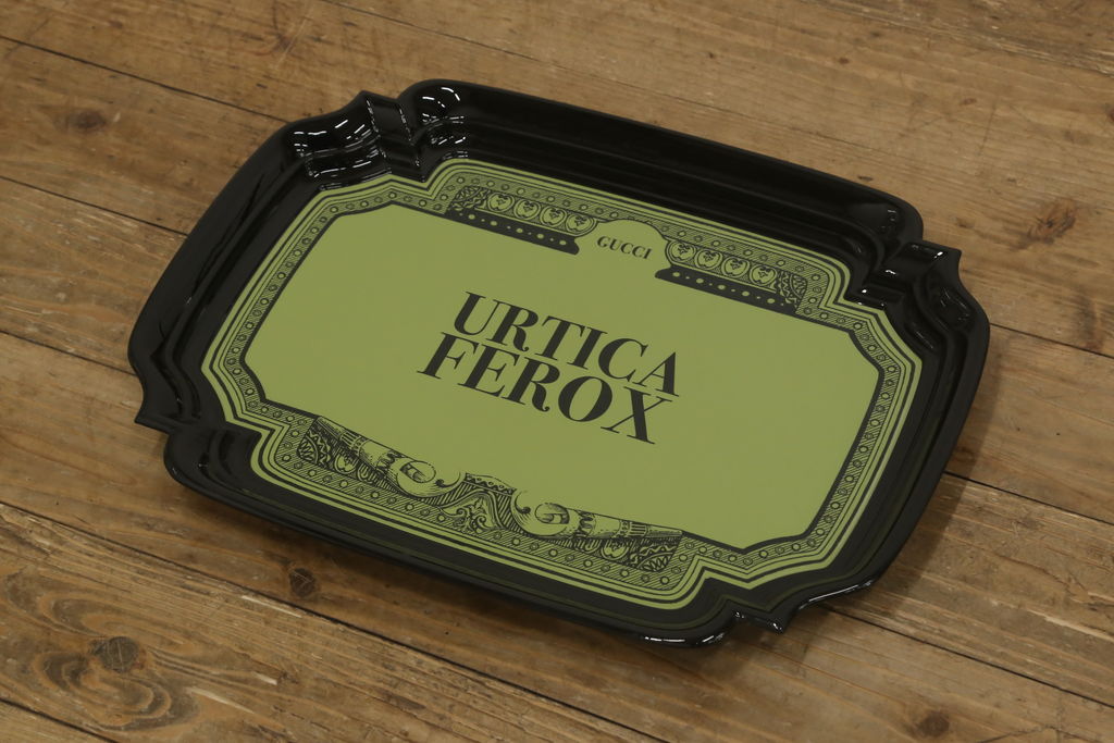 中古　美品　グッチ(GUCCI)　Urtica Feroxデザイン　トレイとしても使えるメタル製折りたたみテーブル(折り畳み、トレー、お盆、サイドテーブル、コーヒーテーブル)(R-061045)