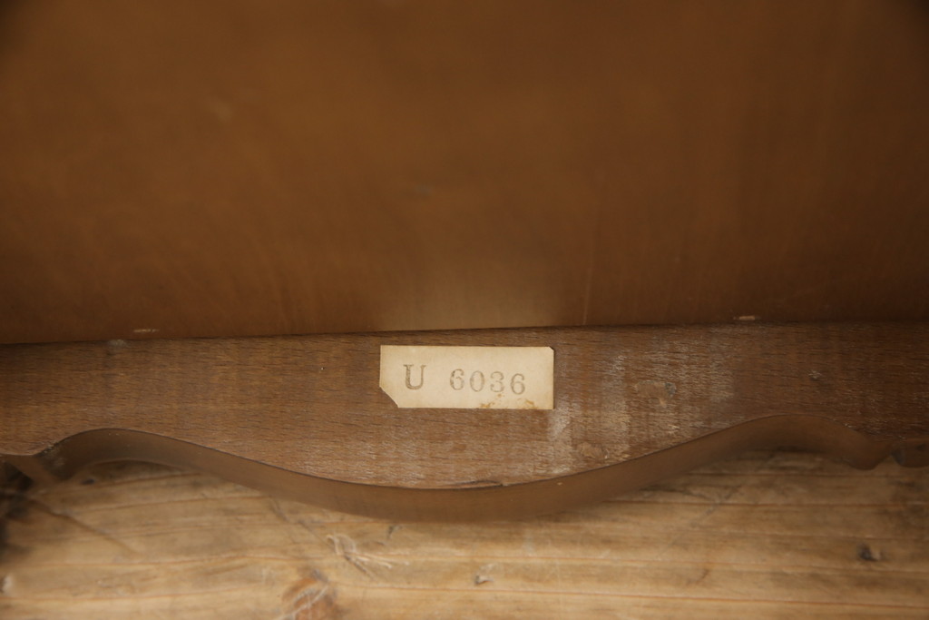 中古　カリモク家具(karimoku)　domani(ドマーニ)　Louis(ルイ)XVシリーズ　優雅なレリーフが上品なサイドテーブル(コーヒーテーブル、飾り台、花台)(R-053975)
