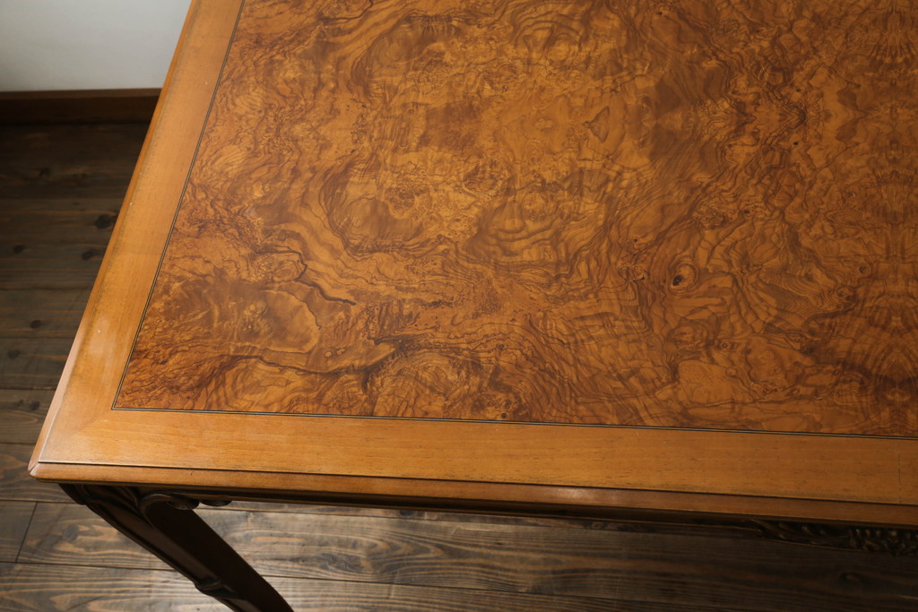 中古　イタリア高級家具　メデア(Medea)　天板の美しい木目と脚のデザインが目を惹くダイニングテーブル(食卓、4人掛け、6人掛け)(定価100万円以上)(R-075391)